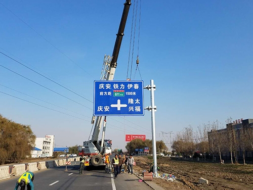湖北湖北道路护栏网网片该如何进行正确的选购呢？